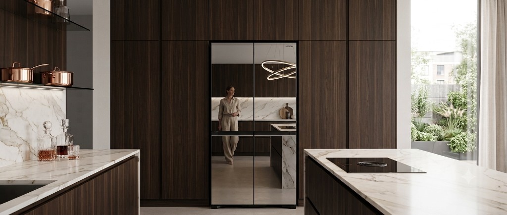 Hitachi French door koelkast met spiegeldeur in een keuken met donker hout