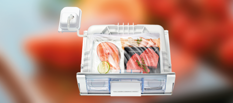 Open vacuümlade van een Hitachi koelkast met vlees en vis