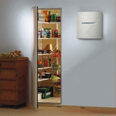 Norcool CoolMaster in de wand naast een inloopkoelruimte met schappen vol voorraad en dranken