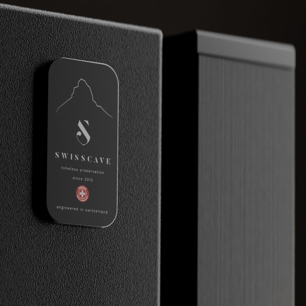 Badge op een zwarte Swisscave-wijnklimaatkast met Matterhorn-silhouet, S-logo, rood zegel met Zwitsers kruis en de tekst engineered in switzerland