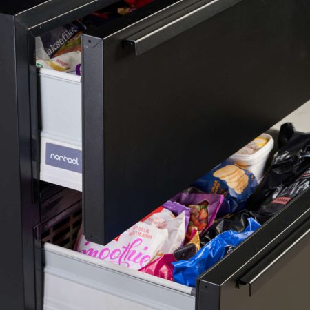 Norcool ladekoelkast mat zwart met twee lades vol met producten