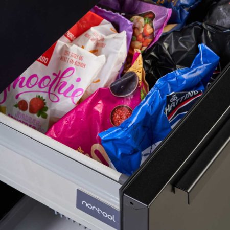 Norcool ladekoelkast mat zwart met volle lade bovenaanzicht