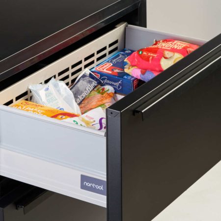 Norcool ladekoelkast mat zwart met volle bovenlade zijaanzicht