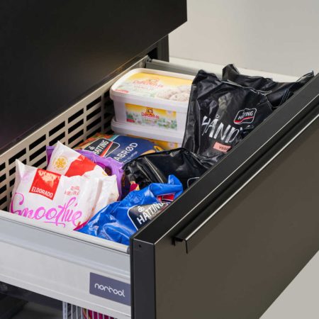 Norcool ladekoelkast mat zwart onderlade vol met producten zijaanzicht