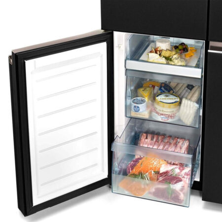 Open vrieslade van de Hitachi R-WB640VRU0 Amerikaanse koelkast, leeg weergegeven.