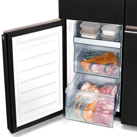 Vrieslade van de Hitachi R-WB640VRU0 met vlees en ingevroren maaltijden.