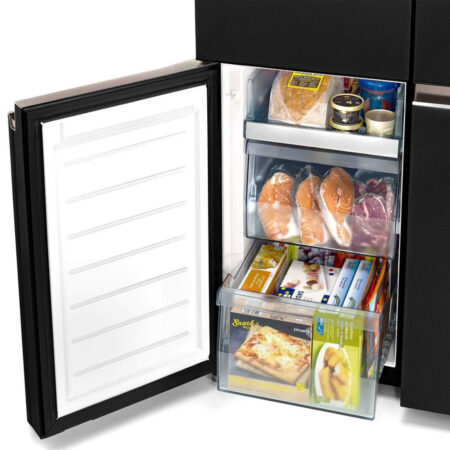 Gevulde vrieslade met diverse diepvriesproducten in de Hitachi R-WB640VRU0.