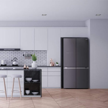 Der graue Hitachi R-WB640VRU0 amerikanischer Kühlschrank in einer modernen Kücheneinrichtung.