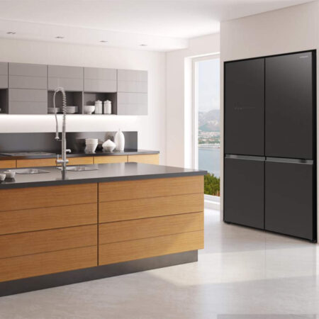 Hitachi R-WB640VRU0 Amerikanischer Kühlschrank in einer geräumigen, modernen Wohnküche.