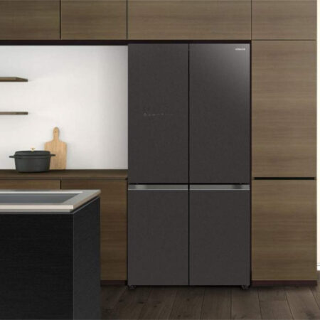 Der Hitachi R-WB640VRU0 Kühlschrank integriert in eine moderne Küche mit Holztönen.