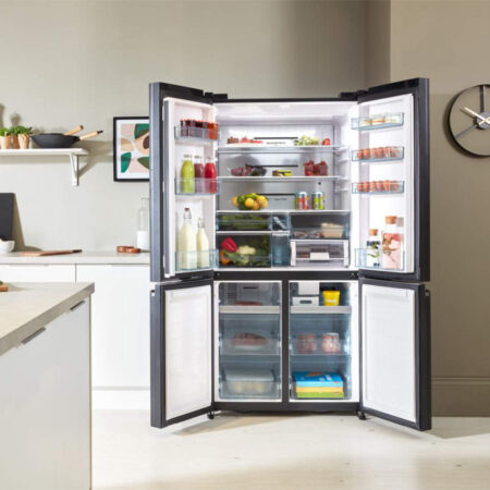 Man opent de Hitachi R-WB640VRU0 koelkast in een moderne open keuken.