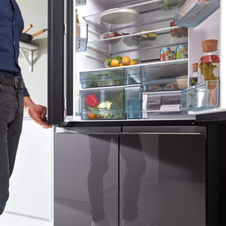 Koelgedeelte van de Hitachi R-WB640VRU0 geopend met zicht op schappen en inhoud.