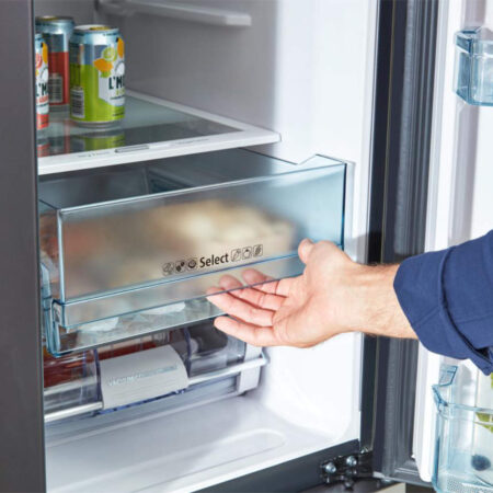 Soft Freeze lade van de Hitachi R-WB640VRU0 koelkast met vleesproducten.