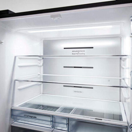 Binnenkant van de Hitachi R-WB640VRU0 Amerikaanse koelkast, leeg en overzichtelijk weergegeven.