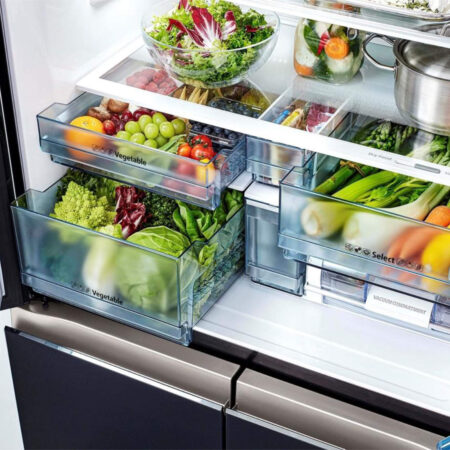 Close-up van de groentelades van de Hitachi R-WB640VRU0 Amerikaanse koelkast, gevuld met verse groenten.