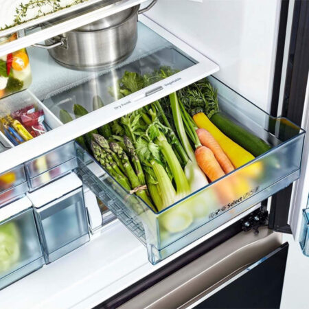 Groentelades van de Hitachi R-WB640VRU0 koelkast met uitgebreid assortiment groenten.