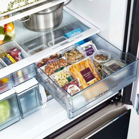 Overzicht van gevulde lades met vlees, groenten en gerechten in de Hitachi R-WB640VRU0 koelkast.