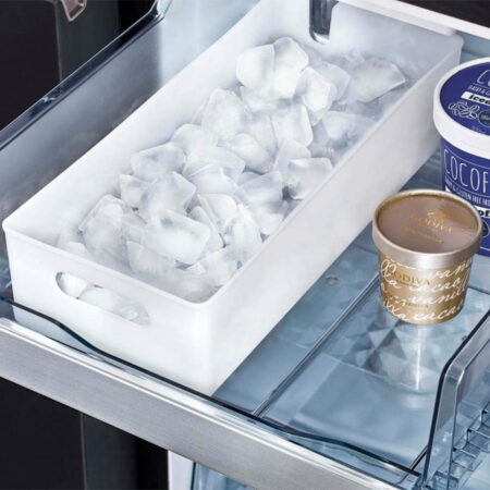 IJsblokjeslade van de Hitachi R-WB640VRU0 Amerikaanse koelkast met ijsblokjes en accessoires.