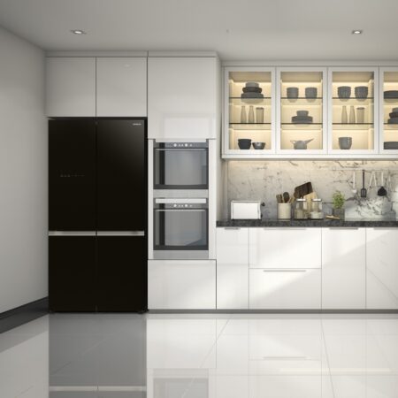 Moderne keuken met Hitachi zwart 4-deurs koelkast in premium French door ontwerp
