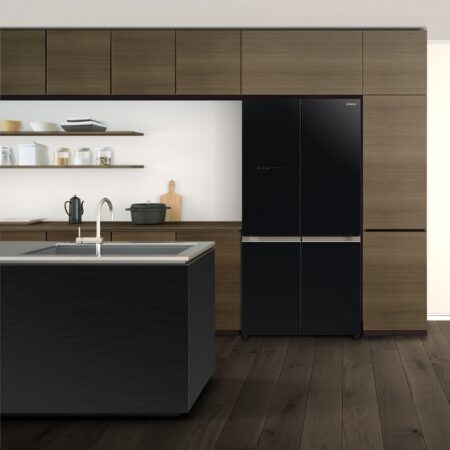 De Hitachi R-WB640VRU0-1 koelkast geïntegreerd in een moderne keuken met houttinten.